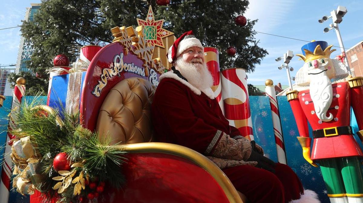 Sundance Santa se ha convertido en una tradición navideña en el centro de Fort Worth.
