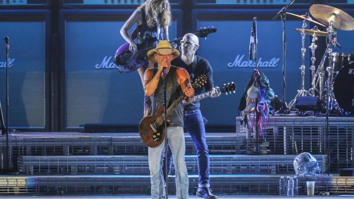 Kenny Chesney at AT&T Stadium, June 4, 2016.