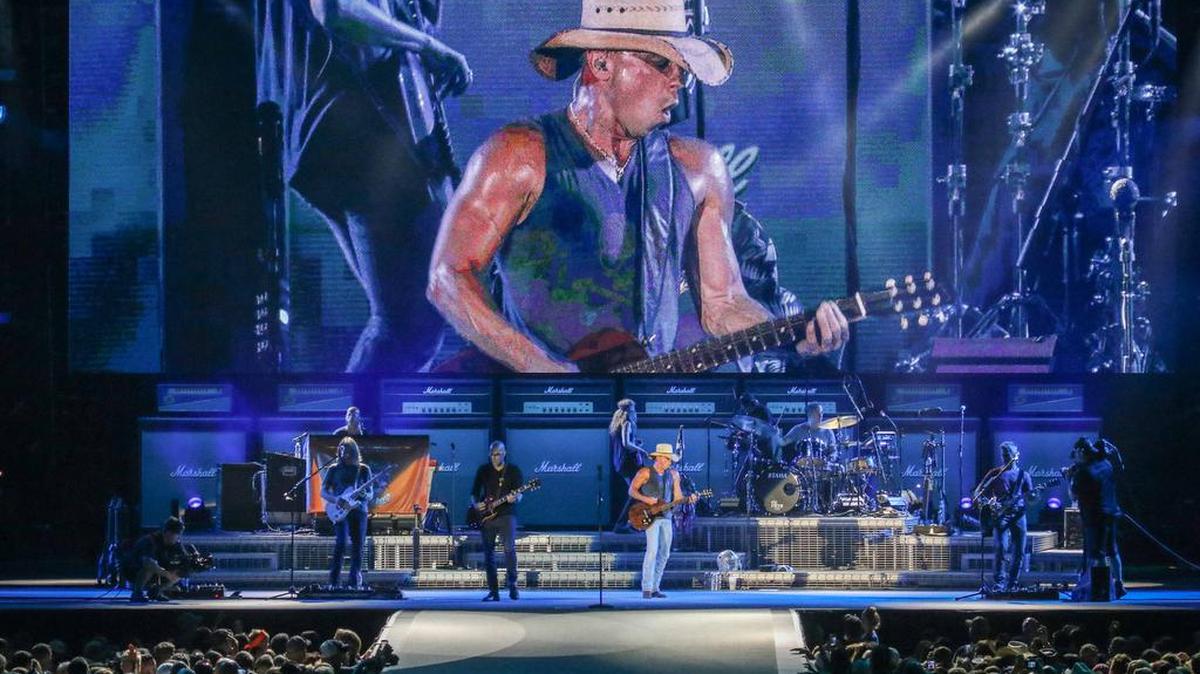 Kenny Chesney at AT&T Stadium, June 4, 2016.