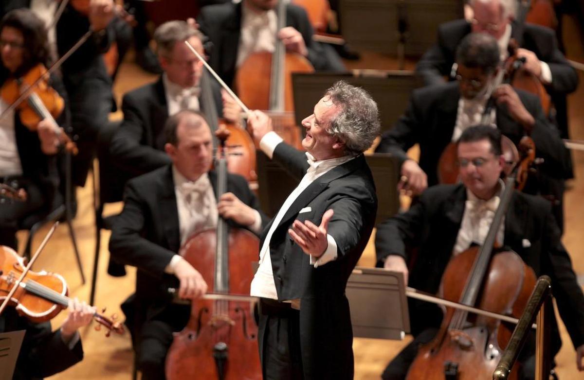 Music Director Louis Langrée and the Cincinnati Symphony Orchestra.