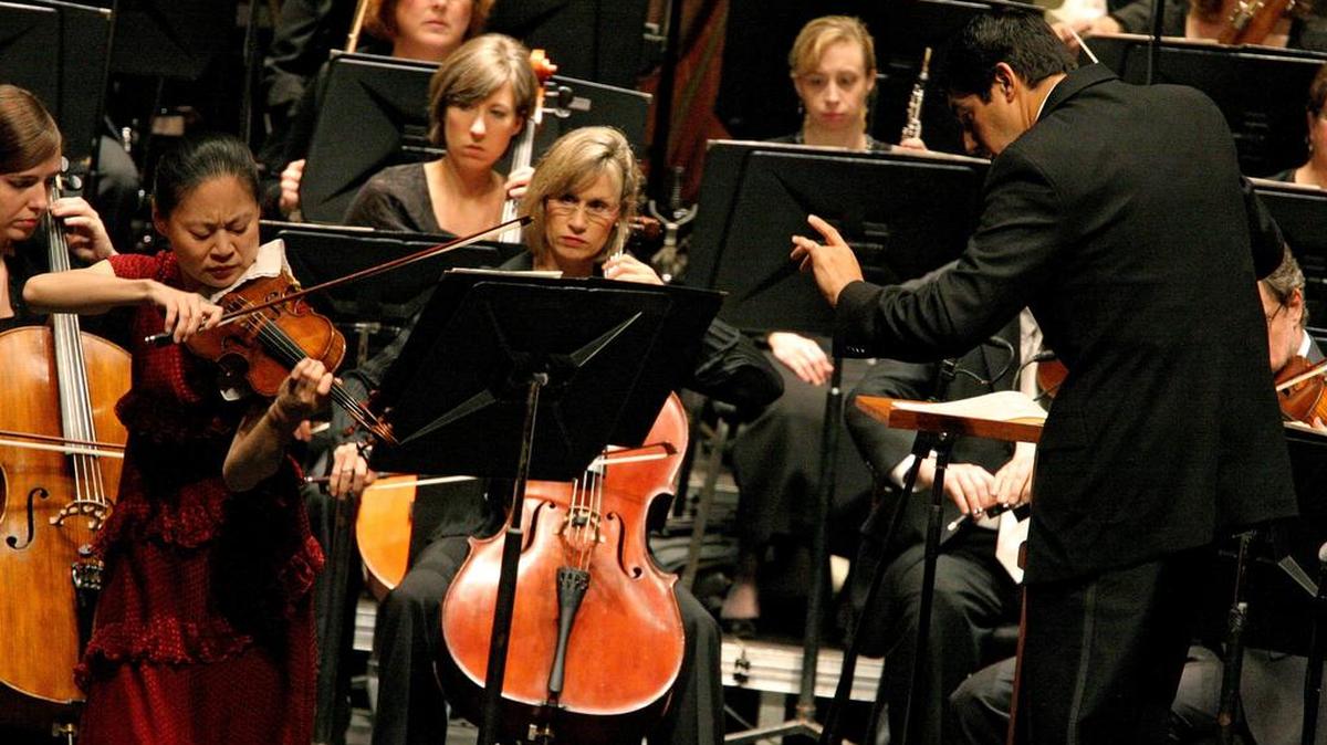 Violinist Midori performs with the Fort Worth Symphony at Bass Hall in 2009. She was to be the featured soloist on the FWSO’s tour of Spain in May 2016.