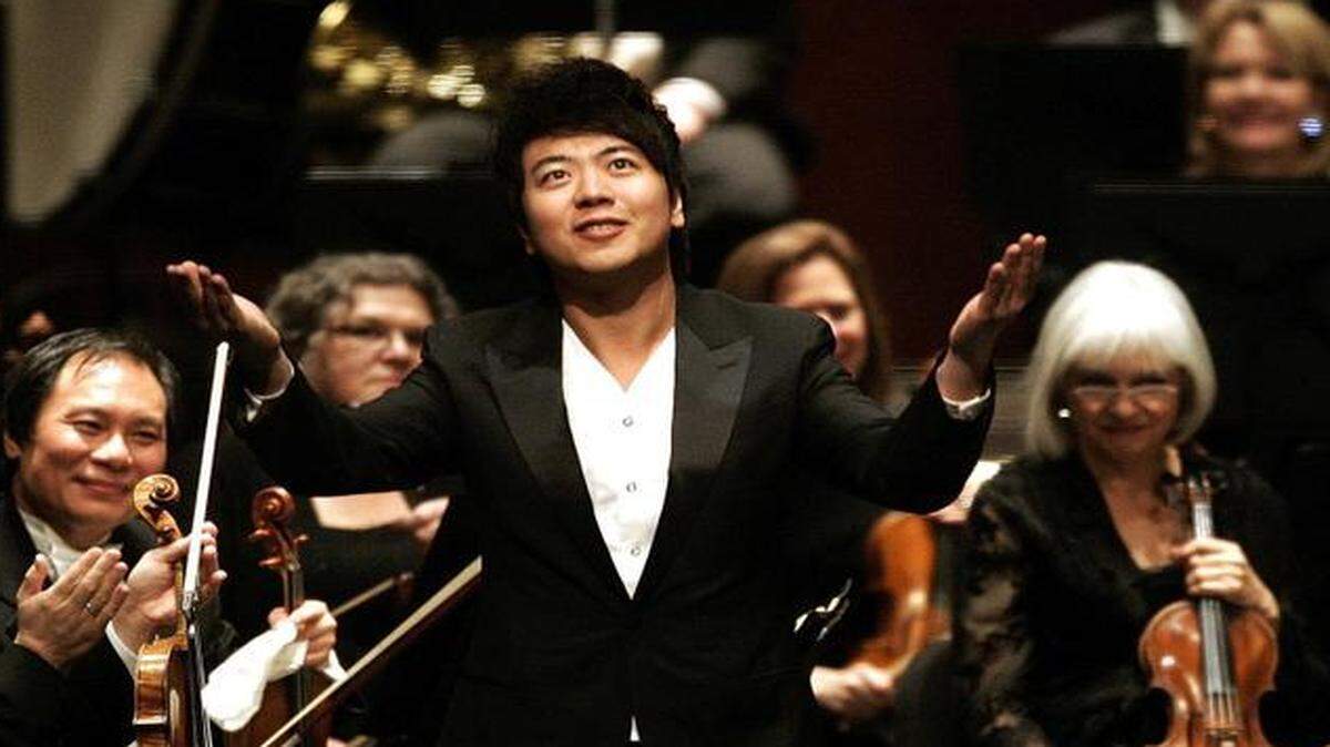 
Lang Lang acknowledges the audience before performing Tchaikovsky’s Piano Concerto No. 1 with the Fort Worth Symphony Orchestra on Saturday night.
