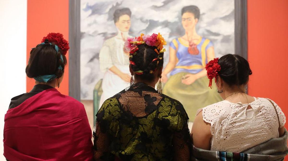The Dallas Museum of Art’s “México 1900–1950: Diego Rivera, Frida Kahlo, José Clemente Orozco and the Avant-Garde” exhibit has drawn visitors dressed like Kahlo. But the people in this picture don’t fit the criteria for the Guinness World Record attempt scheduled for July 6 (for one thing, the shawls must be red or pink)