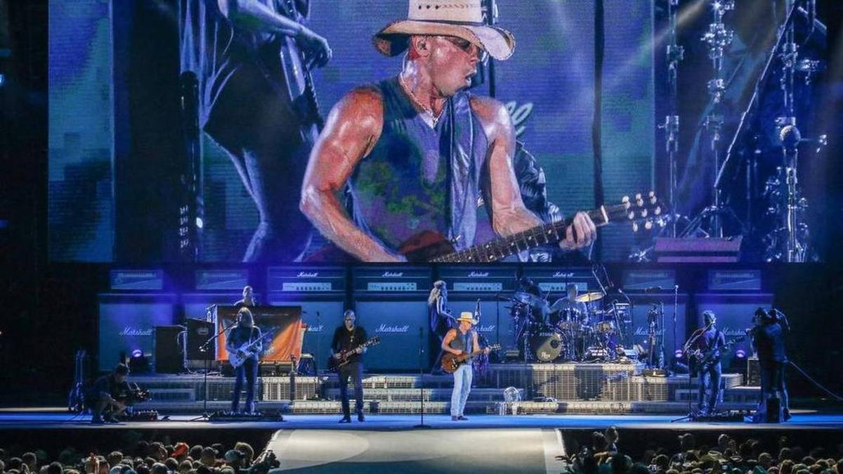 Kenny Chesney at AT&T Stadium in 2016