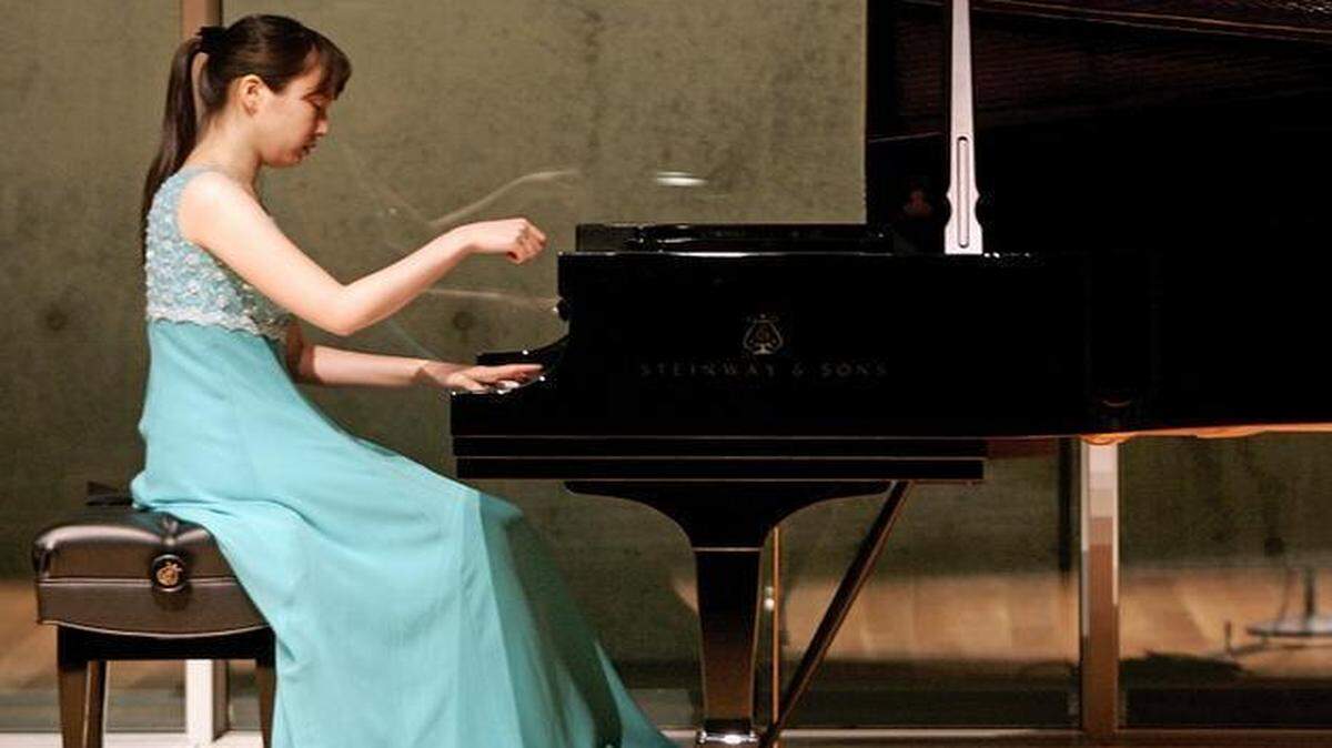 
Ko-Eun Yi played several movements of Chopin during the 2015 Cliburn Festival at the Renzo Piano Pavilion on Saturday night.
