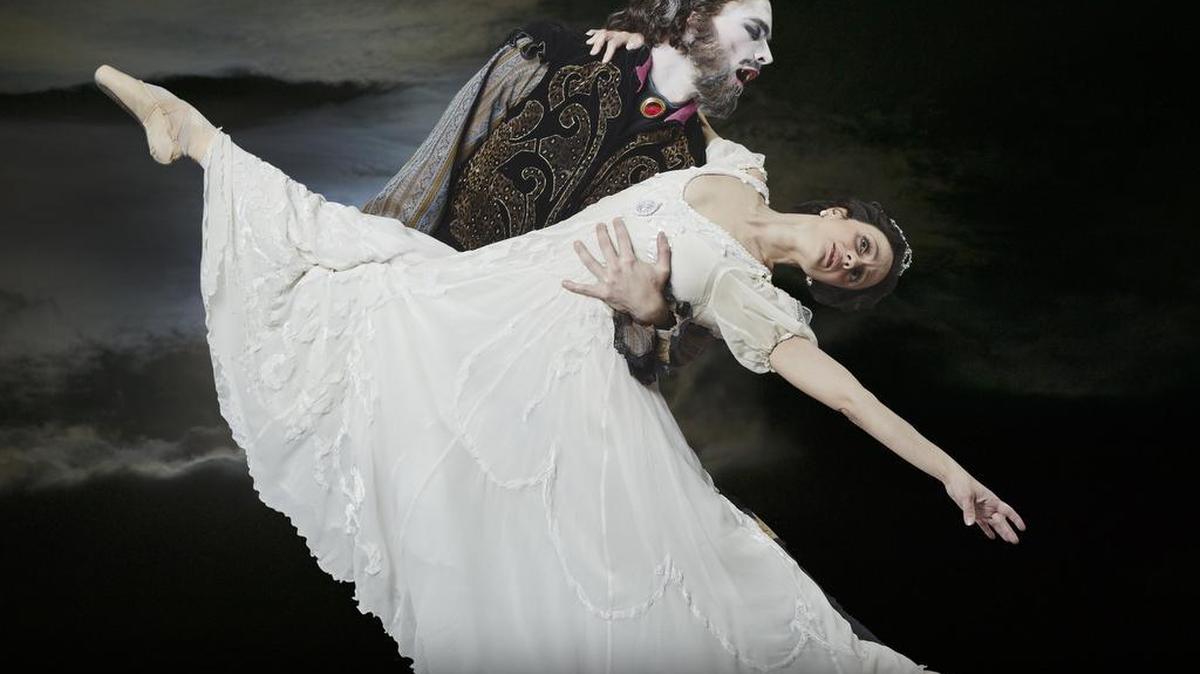 Carl Coomer and Leticia Oliveira in Texas Ballet Theater’s production of  Dracula . Alexander Kotelenets and Paul Adams will also dance the lead role.