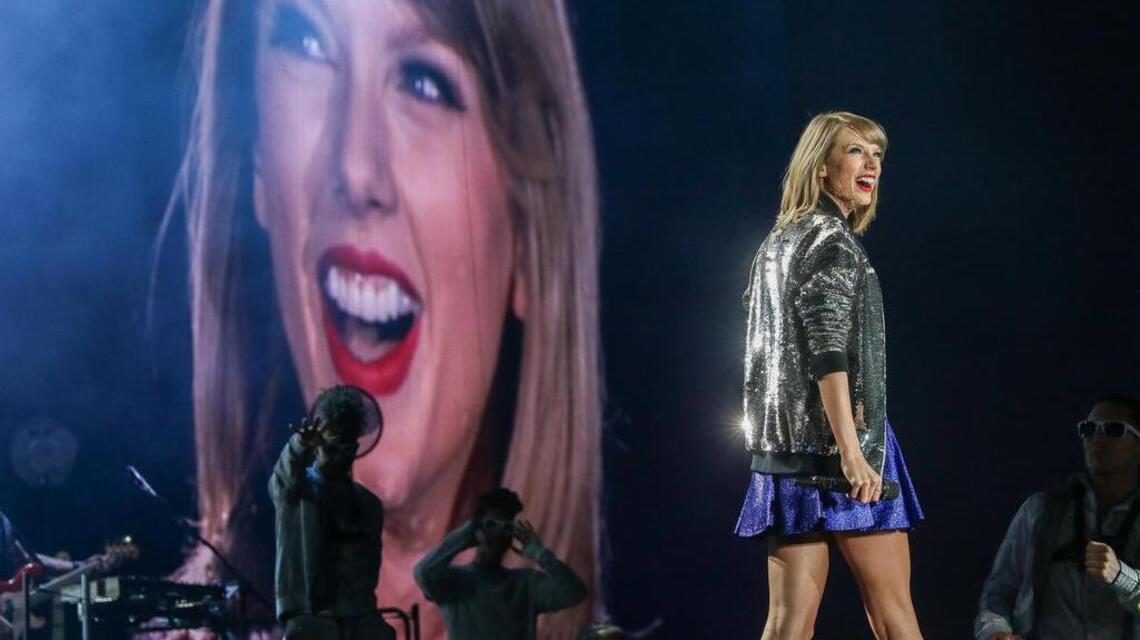 Review: Taylor Swift at AT&T Stadium