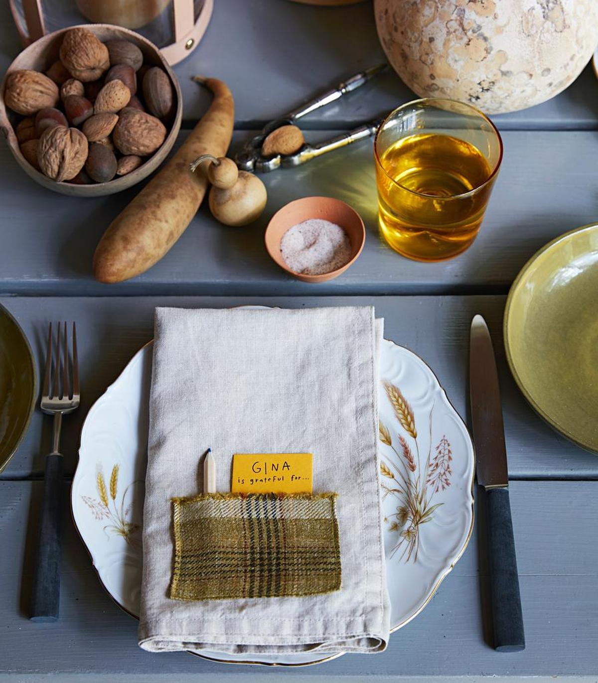 What are you thankful for? Give your guests an opportunity to share their gratitude with this clever napkin craft.