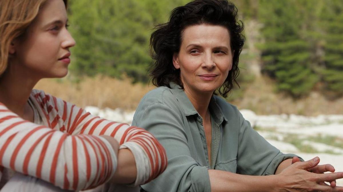 Lou de Laage and Juliette Binoche in ‘The Wait’