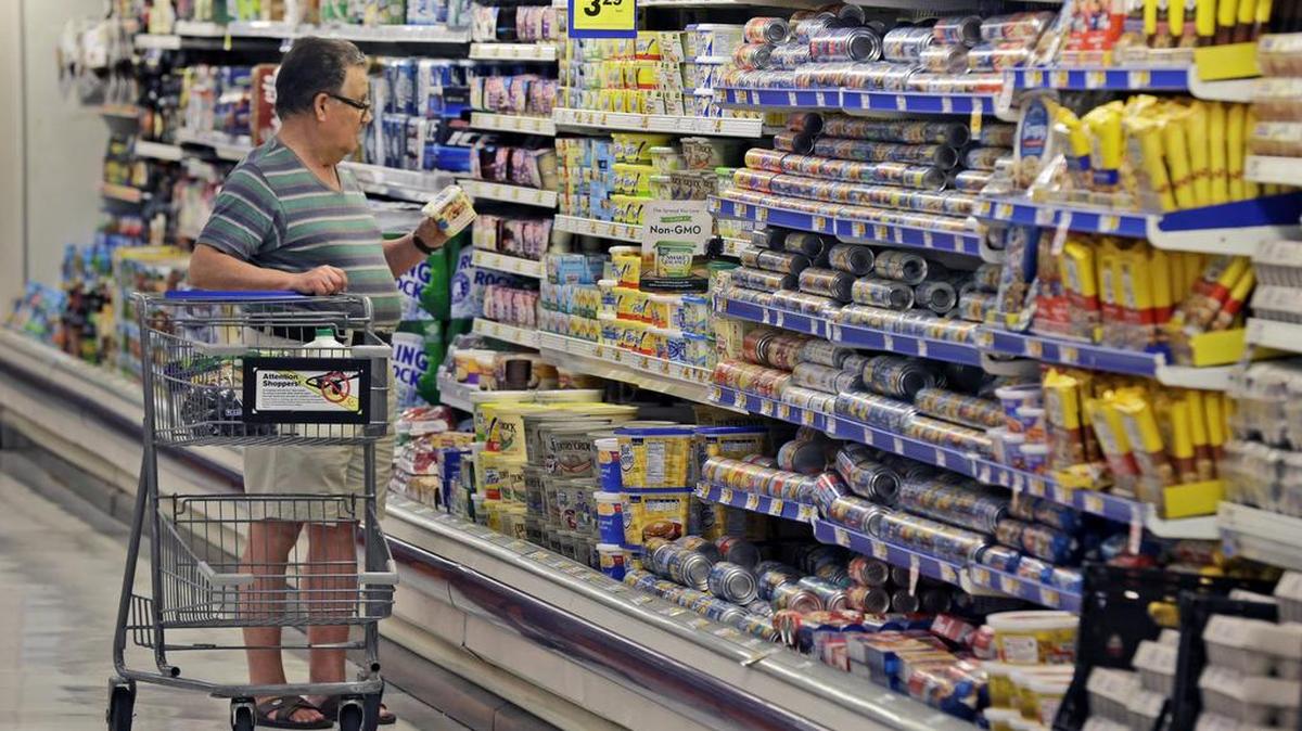 Don’t check your manners at the grocery-store doors, Miss Manners says.