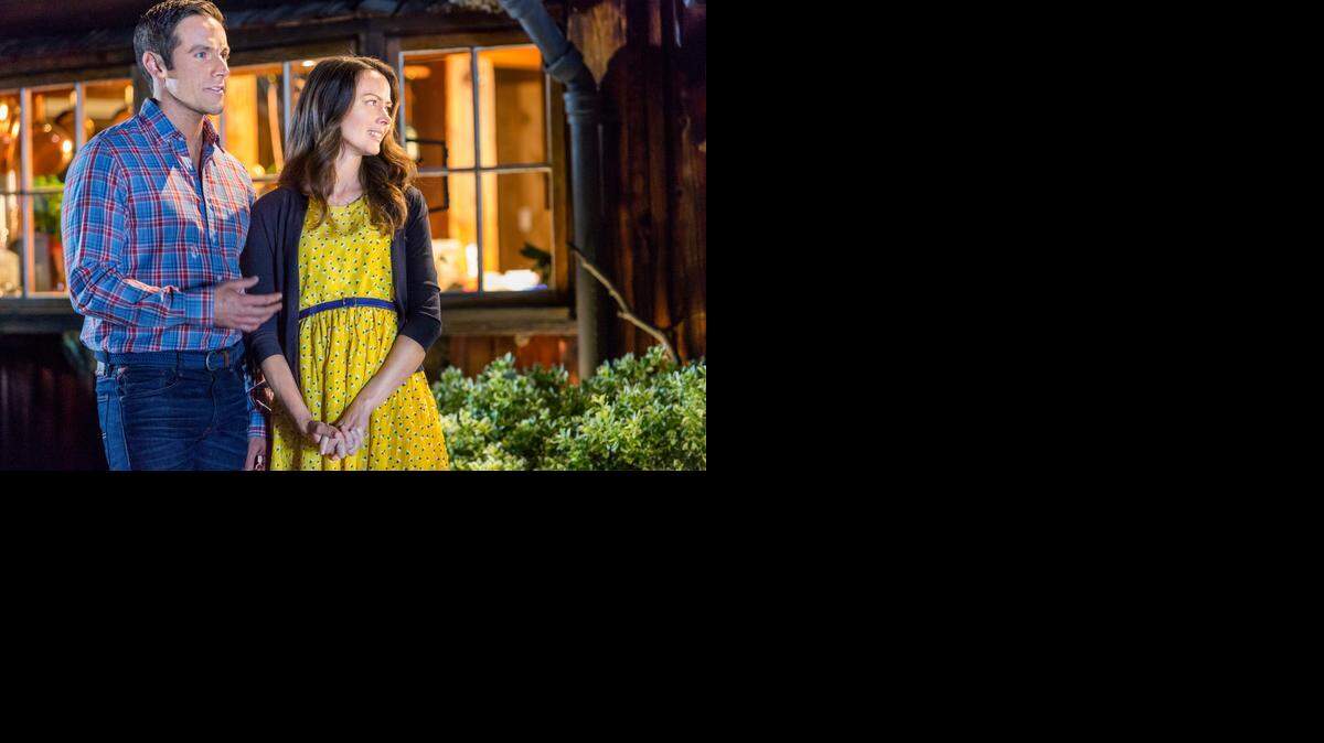 
Dylan Bruce and Amy Acker star in the Hallmark movie A Novel Romance.


