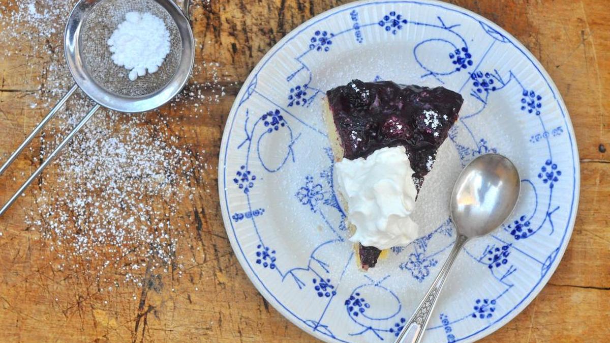 Blackberry upside-down cake