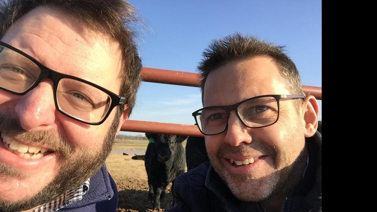 
Josh Ozersky, left, with Dallas chef John Tesar. Ozersky, a food critic known for his love of meat, died unexpectedly this week at age 47. People have been eating the Ozersky burger at Tesar’s Knife Dallas in Ozersky’s honor.

