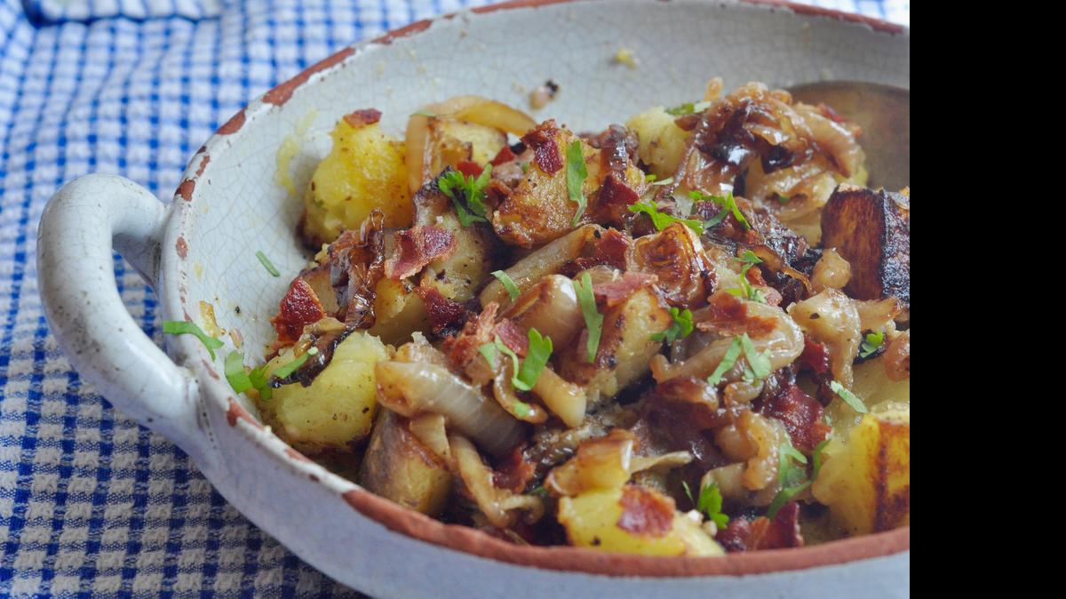 
The perfect potato salad for your steak? Say hello to Crispy potato salad with bacon and caramelized onions.
