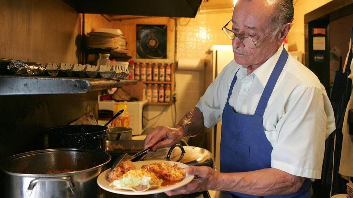Santos Aguilera, famous for his hidden cafe on Fort Worth’s North Side, dies at 93
