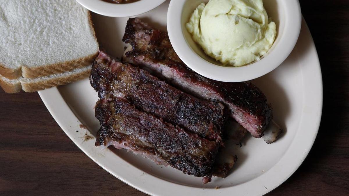 The three-rib plate at Kipz BBQ.