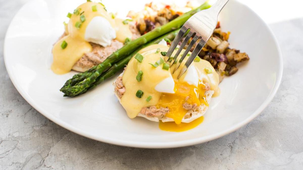 Smoked salmon eggs Benedict at Black Walnut Cafe