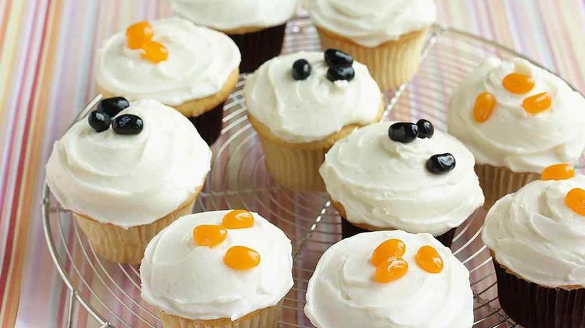 Your family – and maybe a few trick-or-treaters – will love these sweet and festive Halloween Cupcakes.