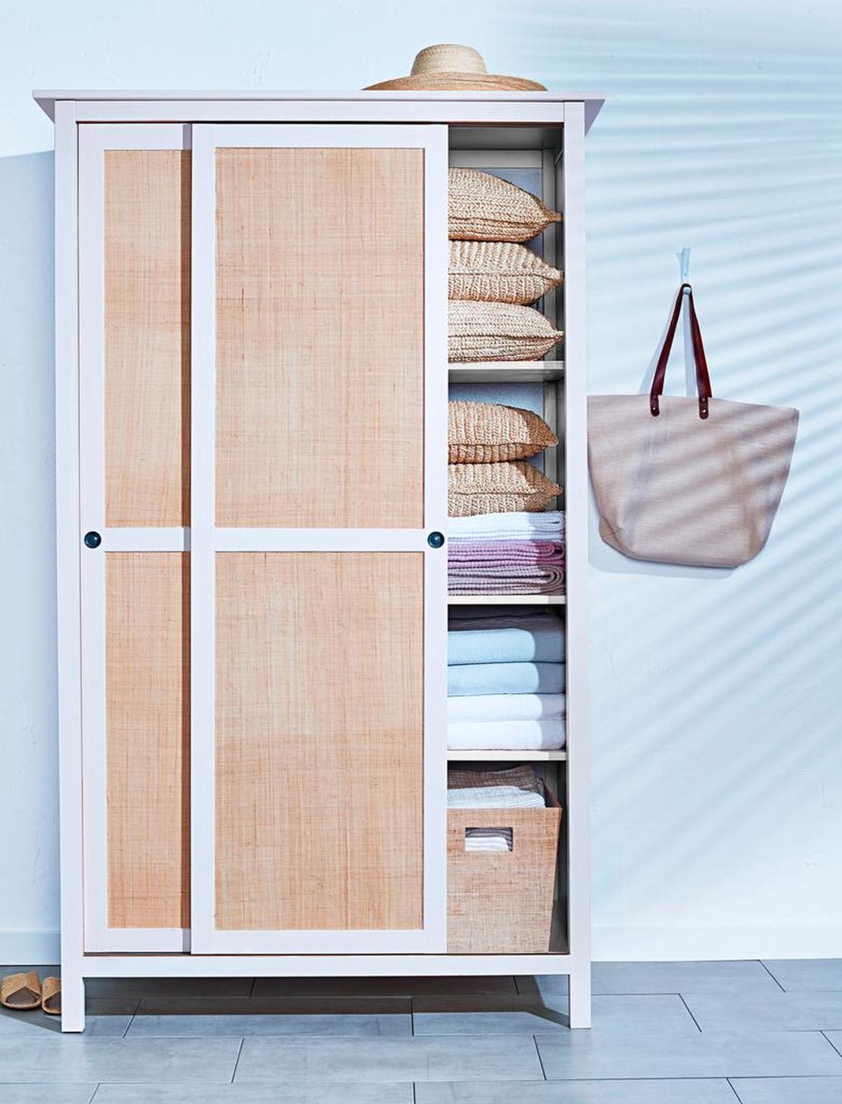 These raffia panels add a touch of originality to these plain closet doors.