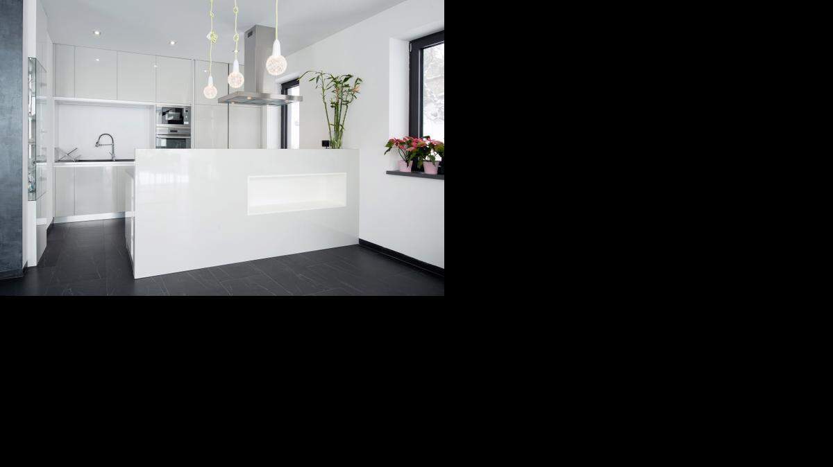 Simply using greenery and flowers can inject a pop of color into <137>your <137>a living space. <137>(Fotolia/TNS).<137>
