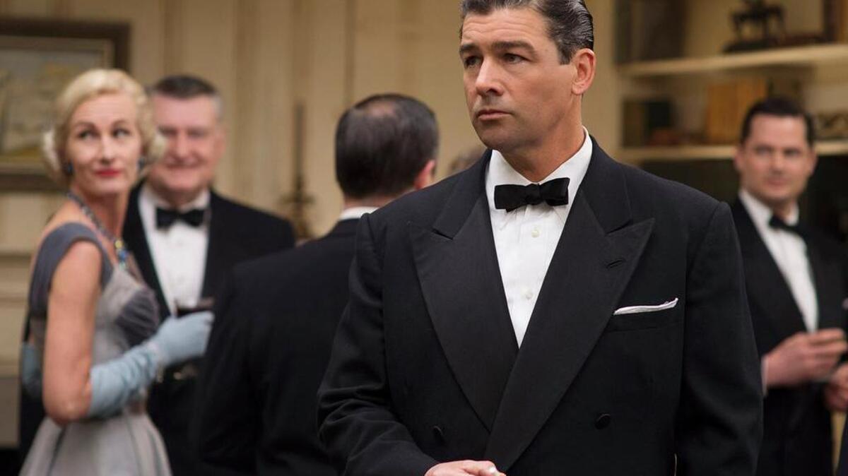 Kyle Chandler plays a controlling husband in Carol.
