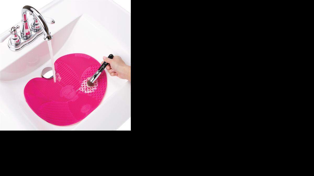 
The Sigma Spa Brush Cleaning Mat will fit in any sink.
