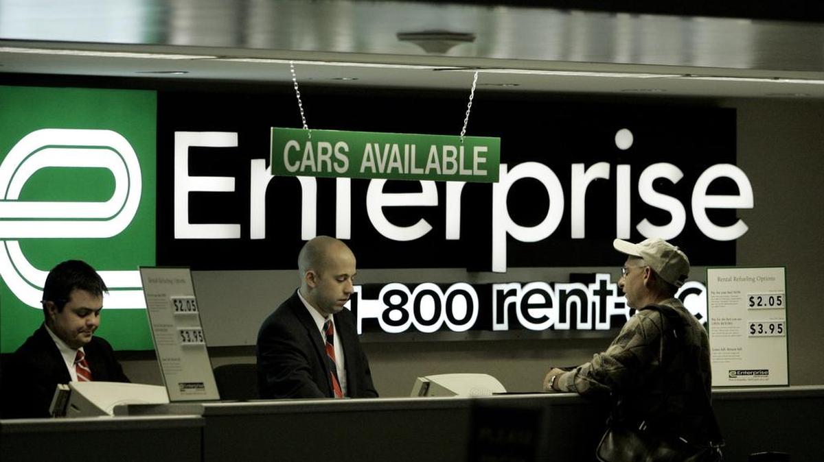 Los autos de alquiler escasean en muchas ciudades de EE. UU. después de que las agencias de alquiler se deshicieran de gran parte de sus flotas durante la pandemia.
