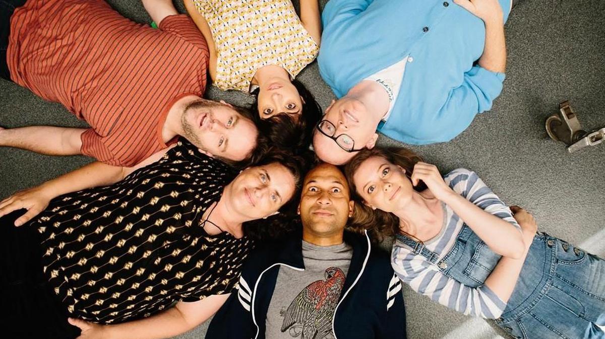 Counterclockwise: Keegan-Michael Key, Gillian Jacobs, Chris Gethard, Kate Micucci, Mike Birbiglia, and Tammy Sagher in ‘Don’t Think Twice’