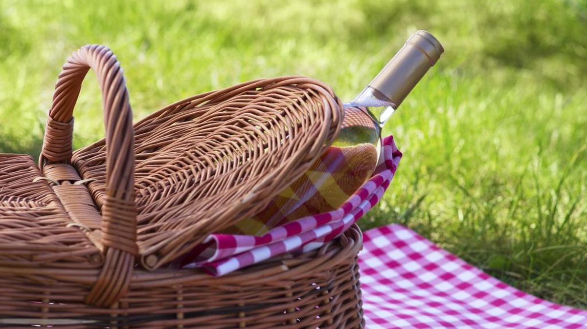 Take a cooler for cold foods and a basket for everything else, Heloise suggests.