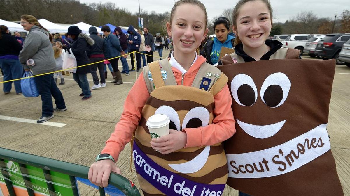 Girl Scouts Gabi Plaga and Haley O’Hara, both of Fort Worth, help distribute cookies at the Fort Worth Zoo on Jan. 13, 2017.