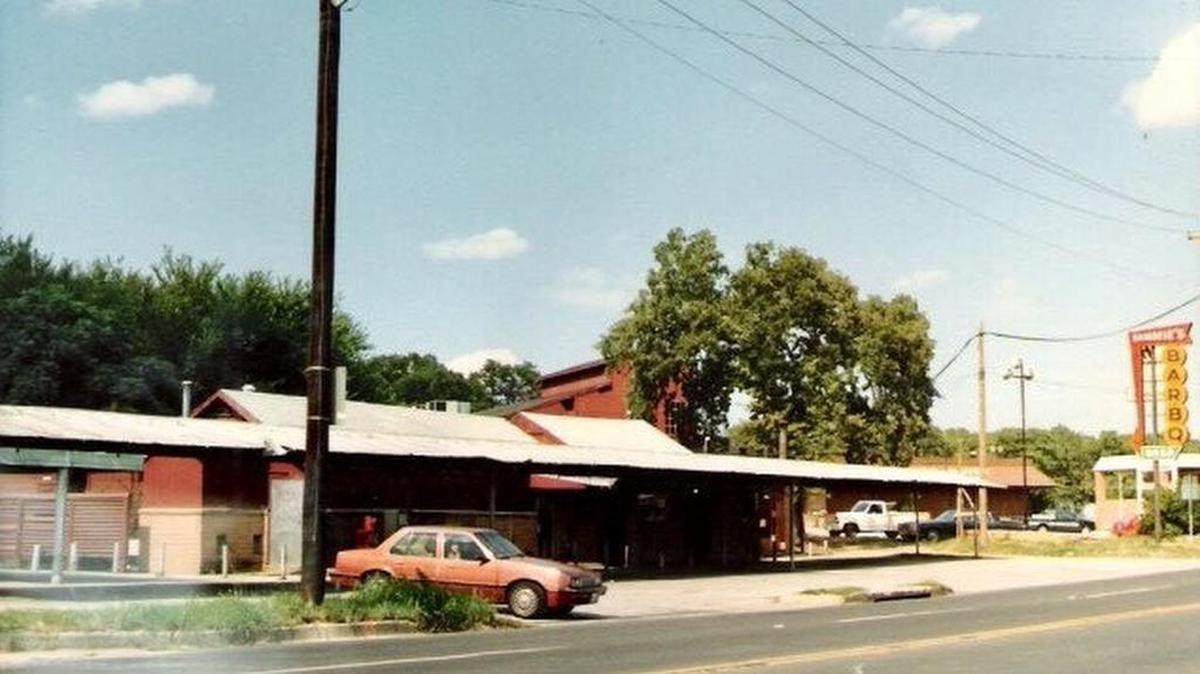 The original 1946 Sammie’s Bar-B-Q, demolished in 1987, was an East Belknap Street drive-in barbecue-and-beer restaurant with car hops.