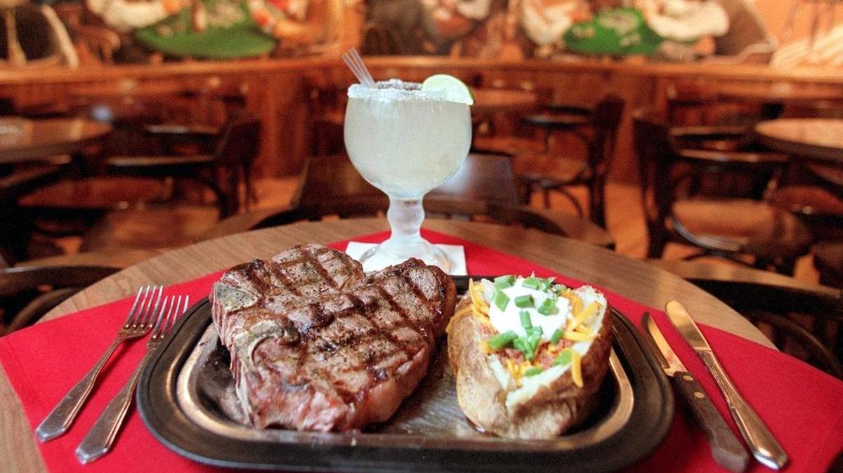 Un Porterhouse y una margarita en Cattlemen's Steak House.