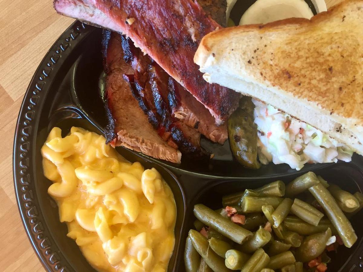 A two-meat platter at Riscky’s.