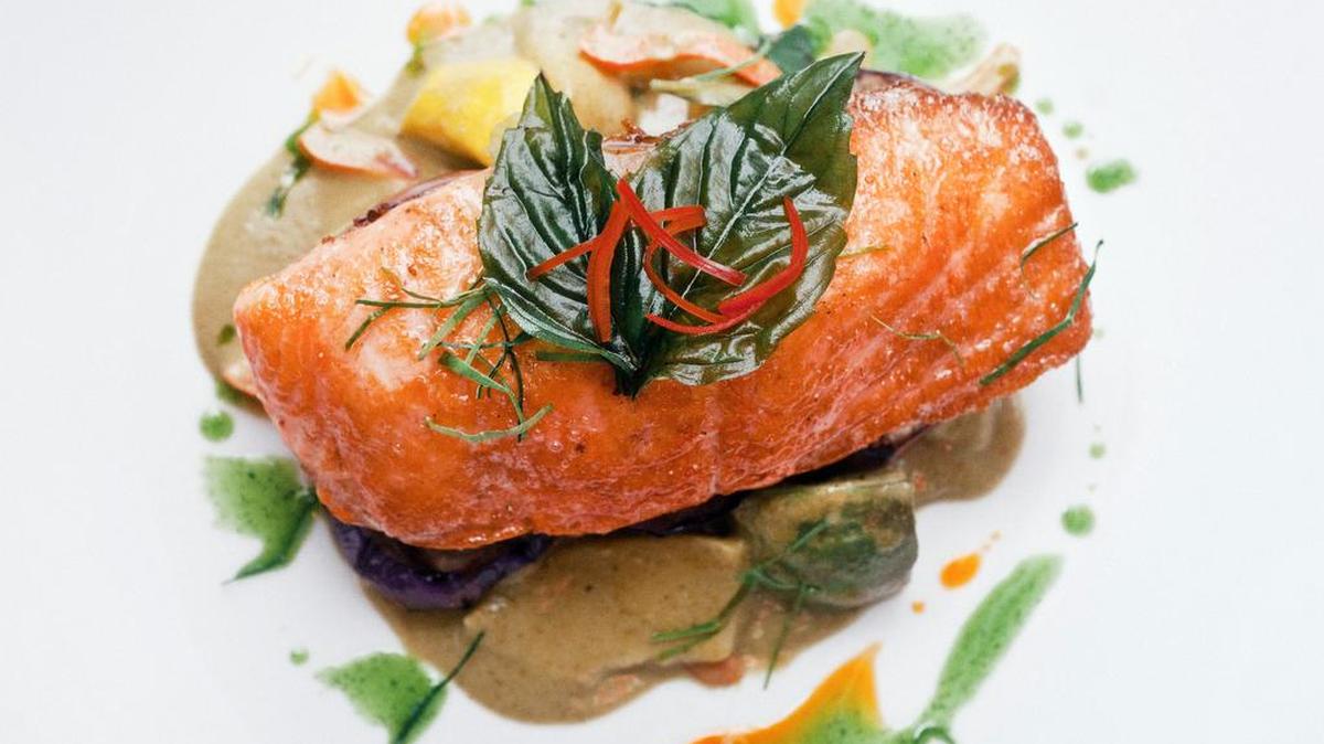 Salmon with green curry at Pakpao Thai
