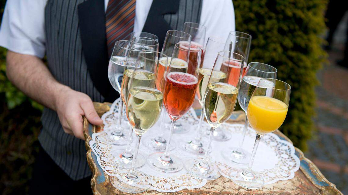 How couples can benefit from hiring local wedding vendors