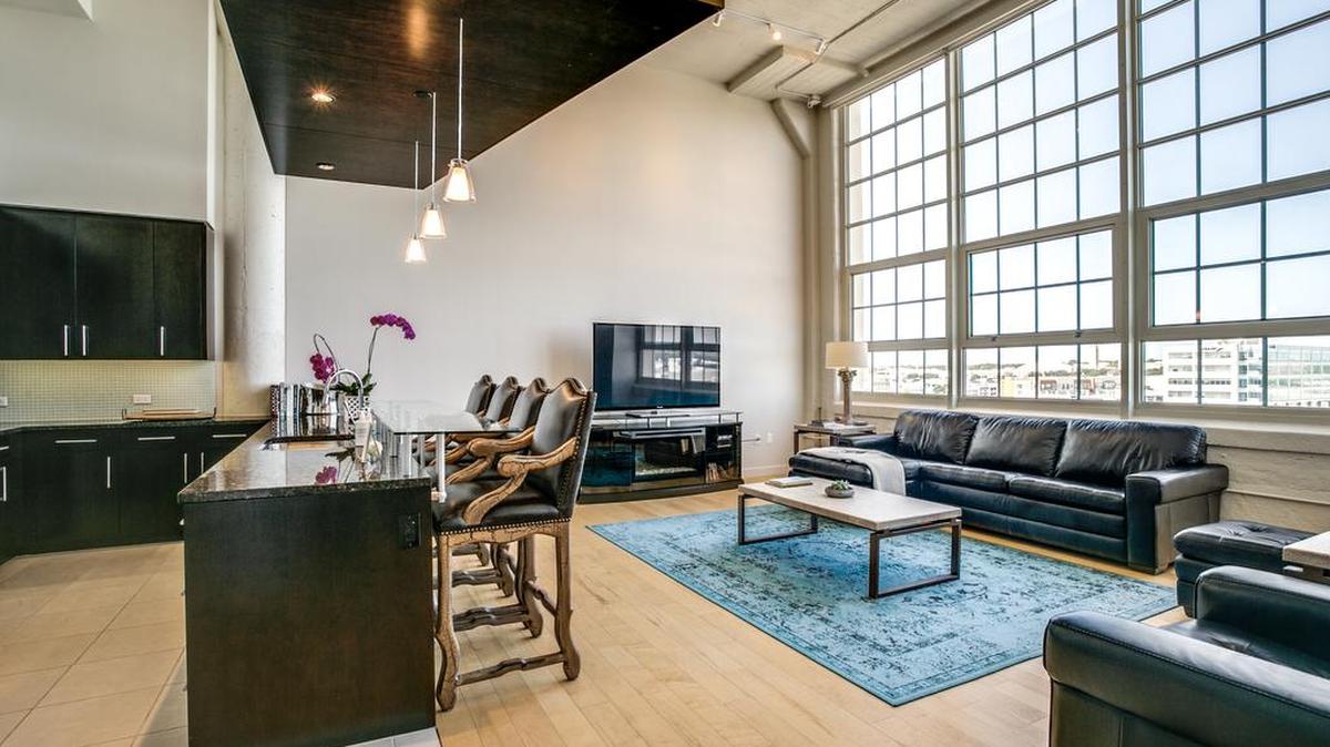The condominium at 2600 W 7th Street, Unit 1725 is priced $849,000.