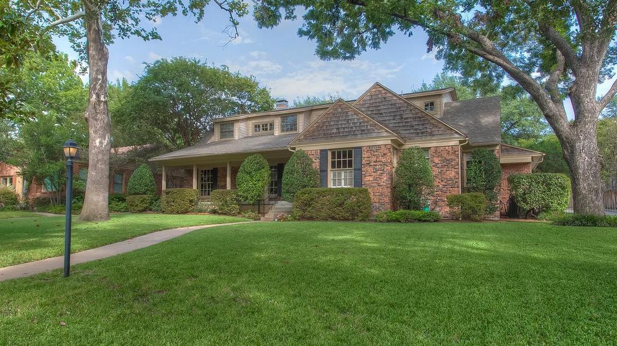 The home at 3233 Westcliff Road West is priced $965,000.