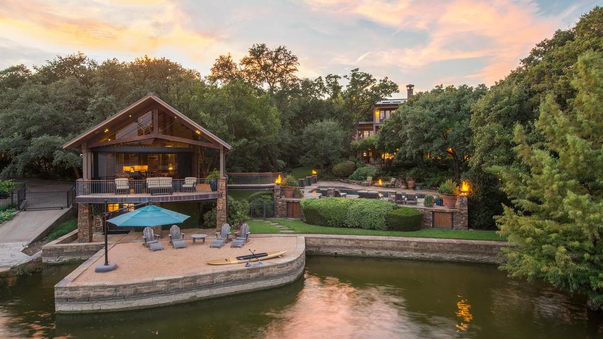 
Mariposa del Lago, selling by auction on October 8th, is open daily from 1 to 4 p.m. and by appointment. 
