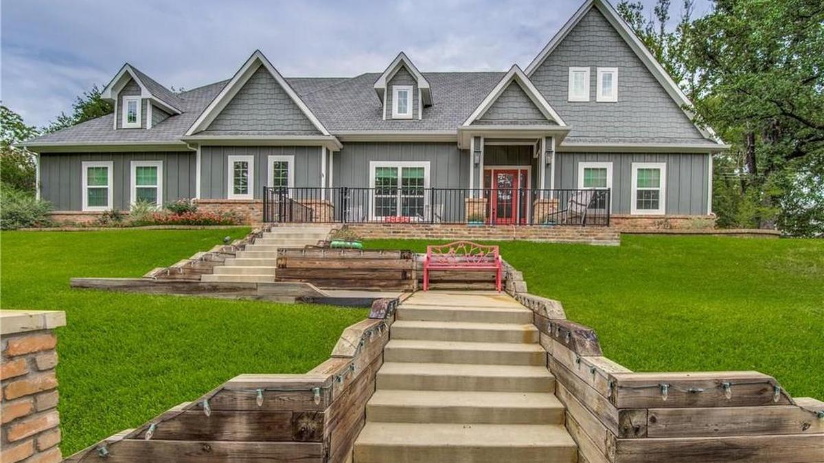 The home at 920 Edgecliff Drive features an upstairs bedroom and game room combination.