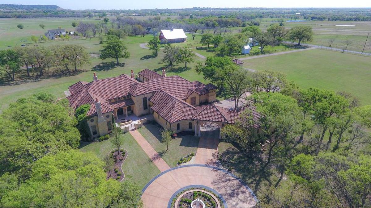 The property at 3100 Neri Road is priced $2,700,000.