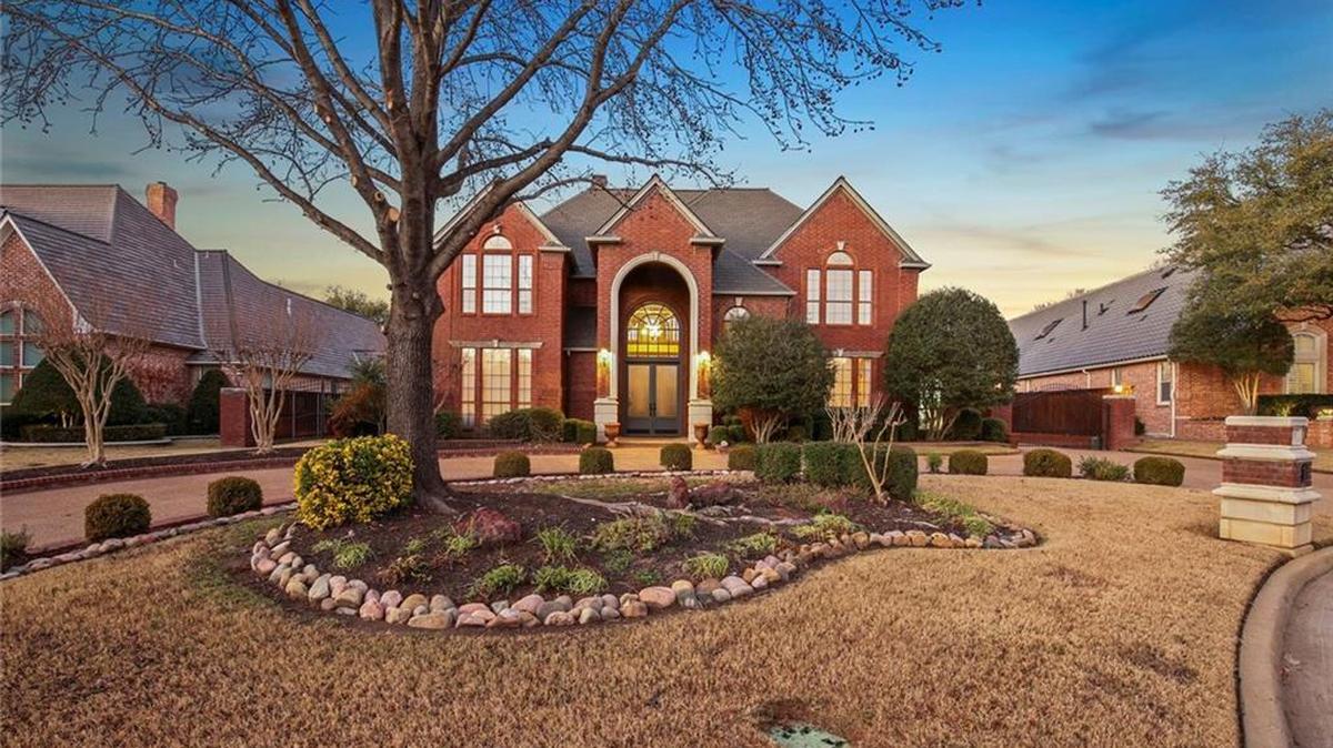 The home at 1308 Chatsworth Court E is within close proximity to D/FW Airport, shopping, Colleyville City Center and Colleyville City Park.