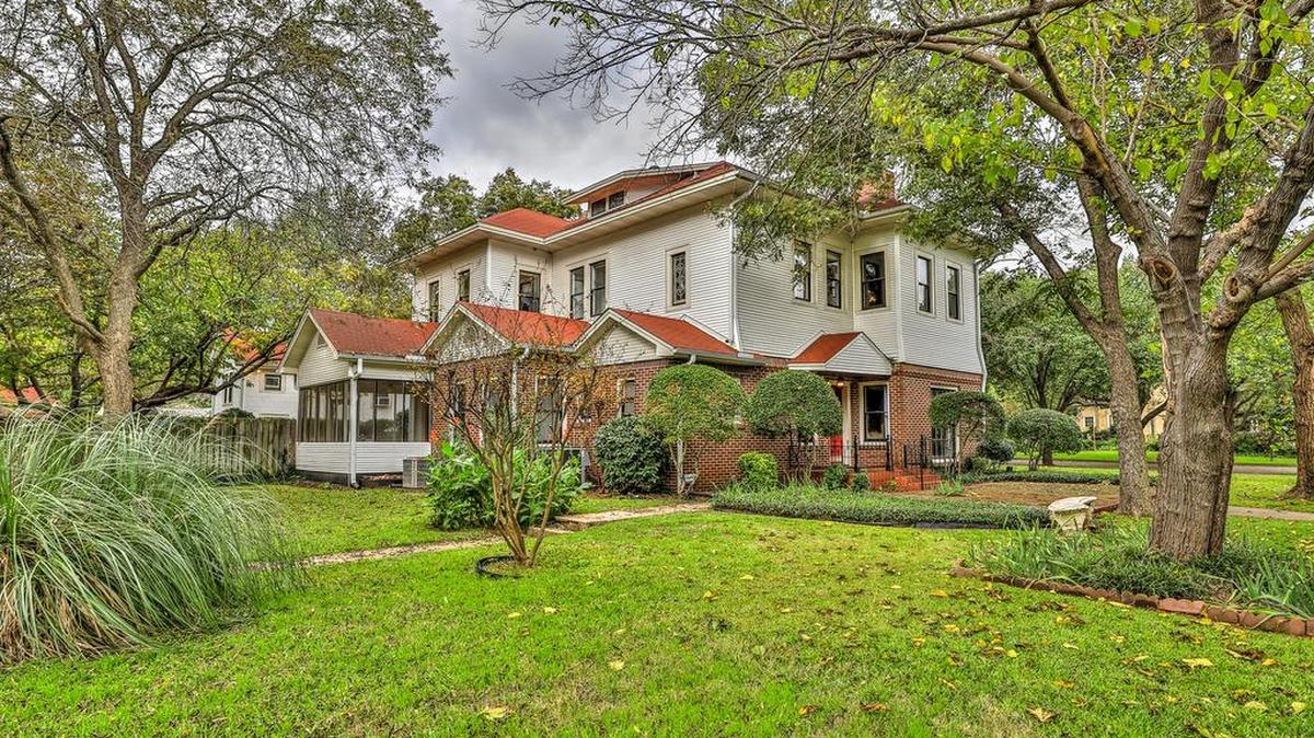 The home at 804 Prairie Avenue offers relaxing views from each window and patio.