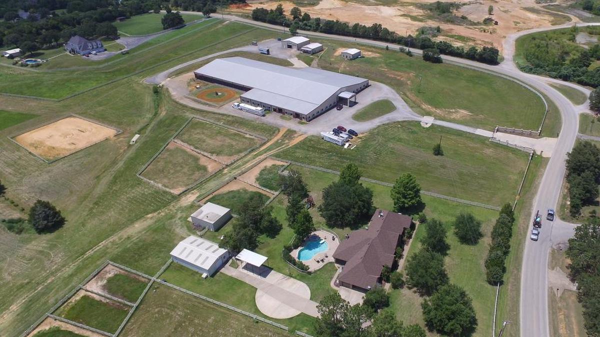 The horse farm at 6150 Bennett Lawson Road is a modern and functional equestrian facility.
