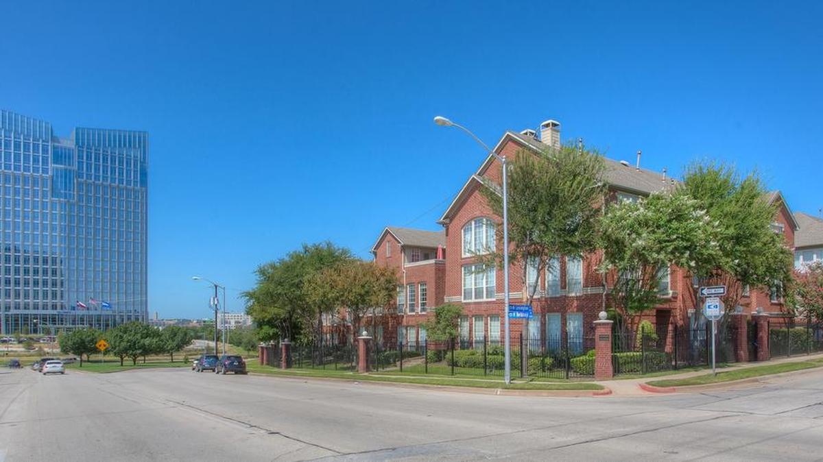 The townhome at 1000 West Belknap Street is priced $449,000.