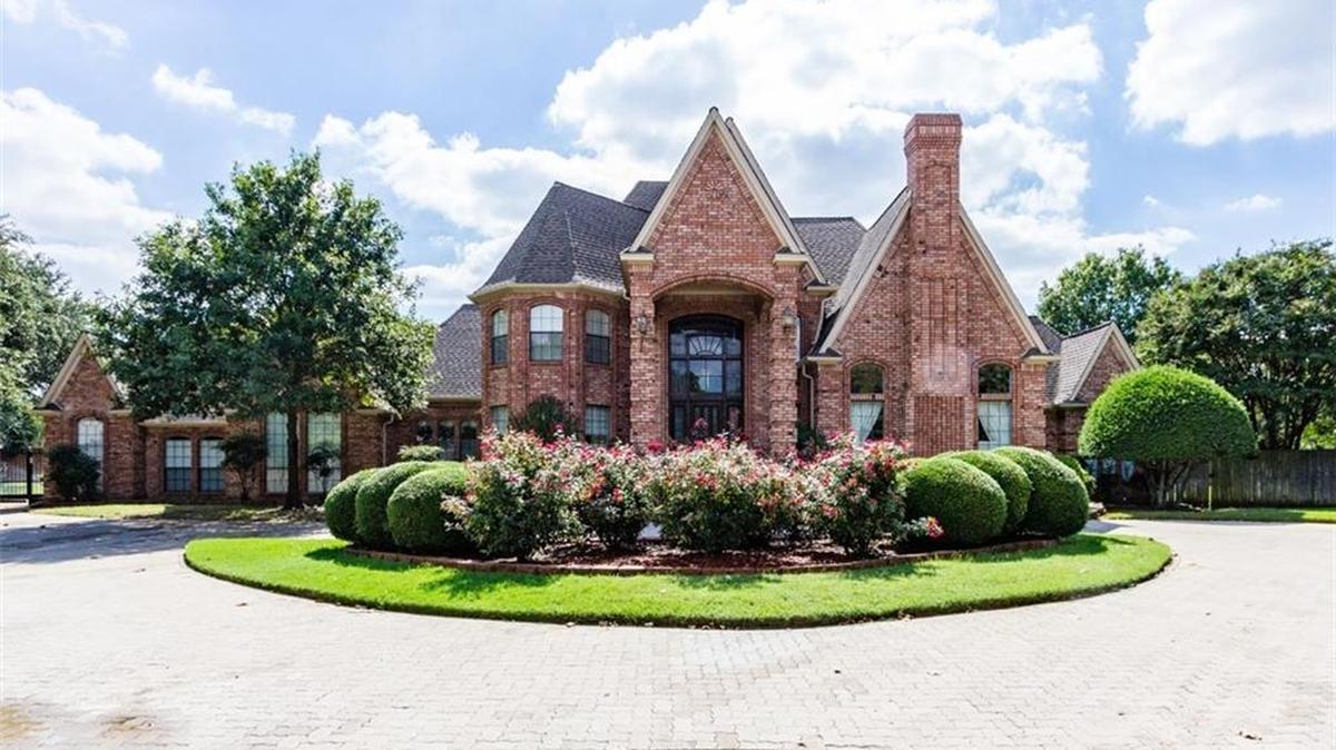 The home at 2904 Scarborough Lane W is located on over a half-acre.