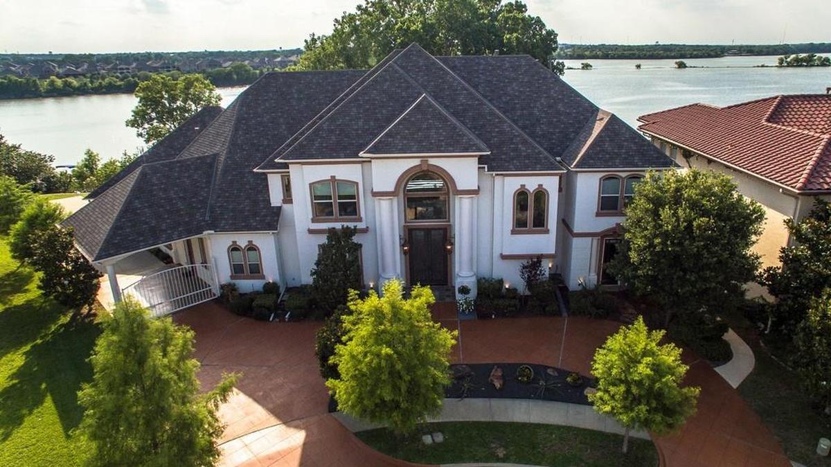 The home at 4112 Surfside Court features outdoor screened patios and sun decks.