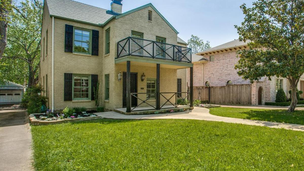 The home at 1209 Virginia Place is located within walking distance to Camp Bowie Boulevard, museums, downtown, shops and restaurants.