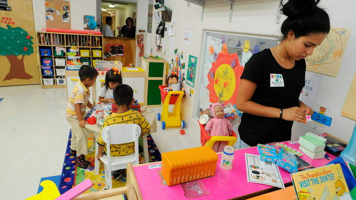 Latinos entre los más afectados por escasez de centros de cuidado infantil