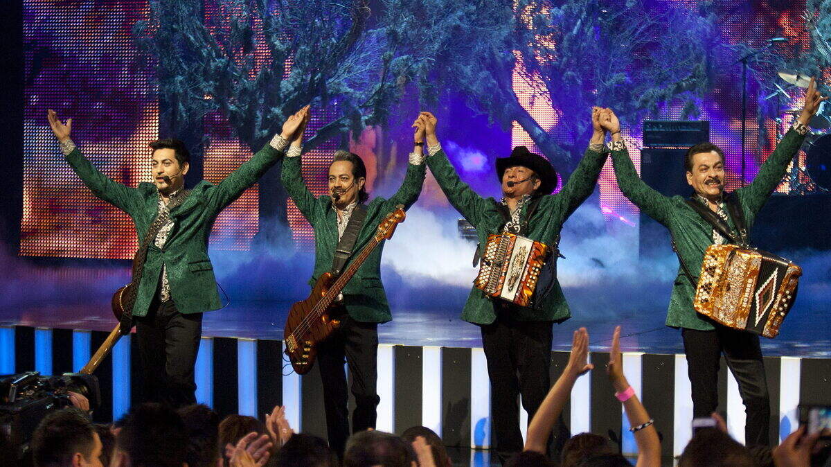 LOA73. LOS ÁNGELES (EE.UU.), 09/10/2013.- La agrupación mexicana Los Tigres del Norte se presenta hoy, miércoles 9 de octubre de 2013, durante la tercera edición de los premios Billboard de la Música Mexicana, en el teatro Dolby de Los Ángeles (EE.UU.). EFE/ARMANDO ARORIZO