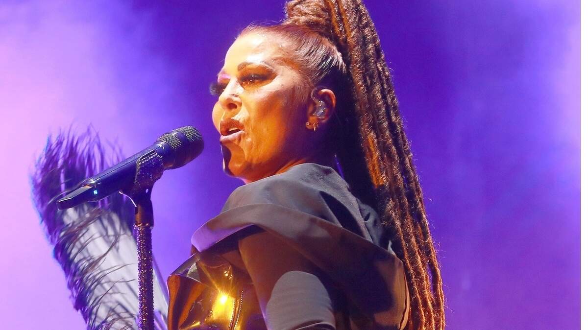 La cantante mexicana Alejandra Guzmán siguió la ruta de otros cantantes de ofrecer conciertos virtuales.
